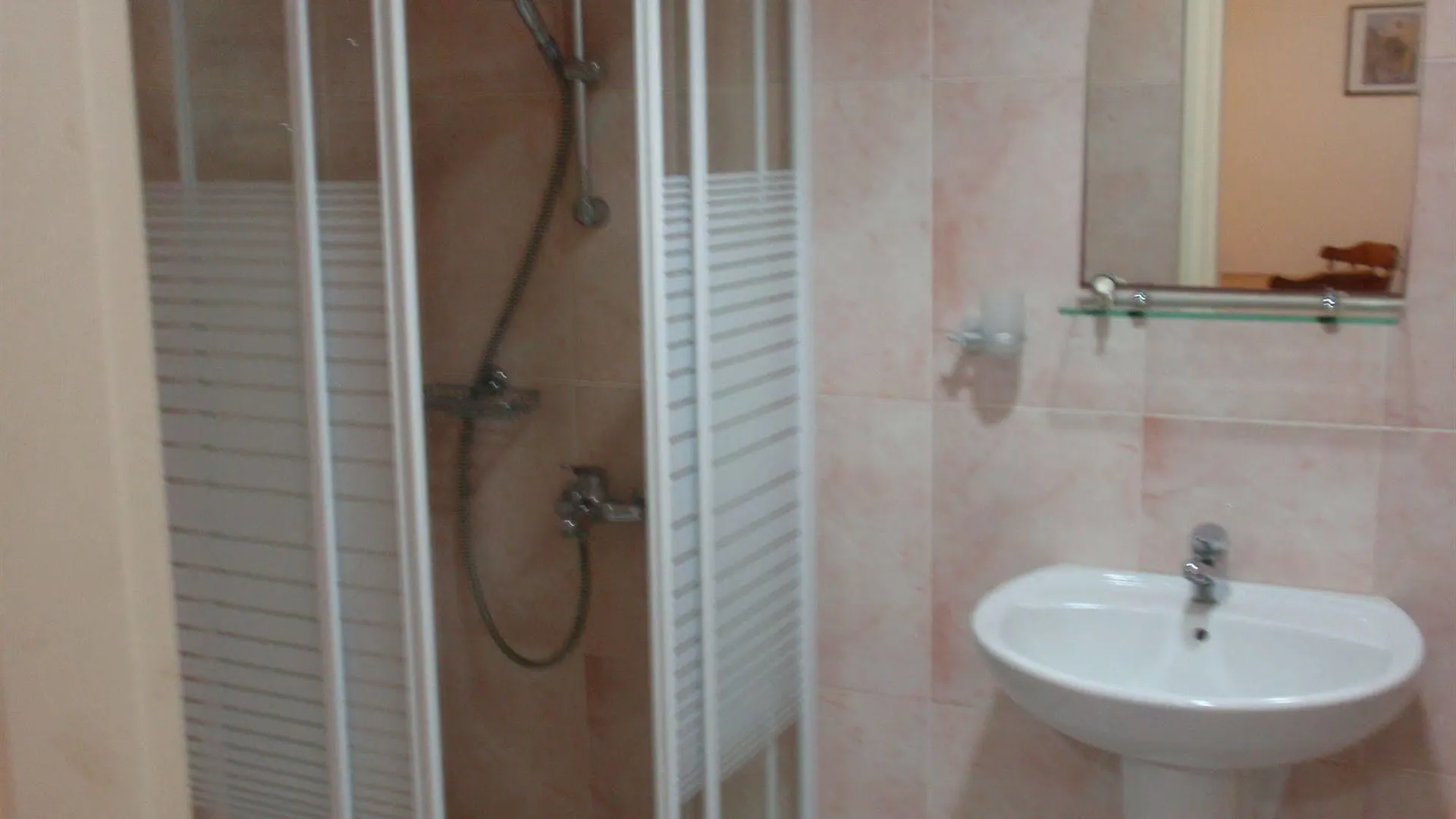 Palm Sea Beach Hotel Apartments 라르나카 5*,